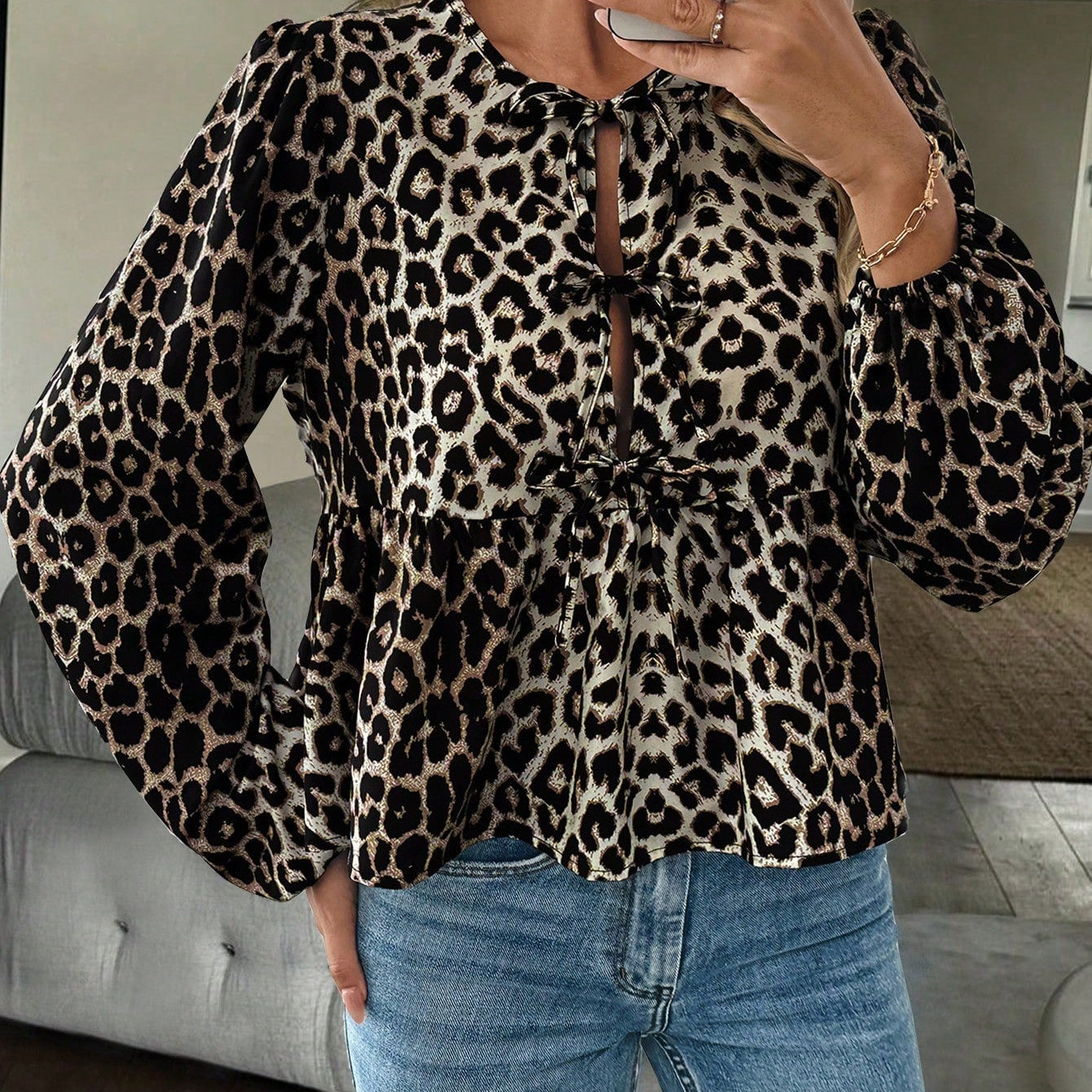 Hedvábná dámská blůza s leopardím potiskem a mašlí – Ženská, Výrazná a Trendová