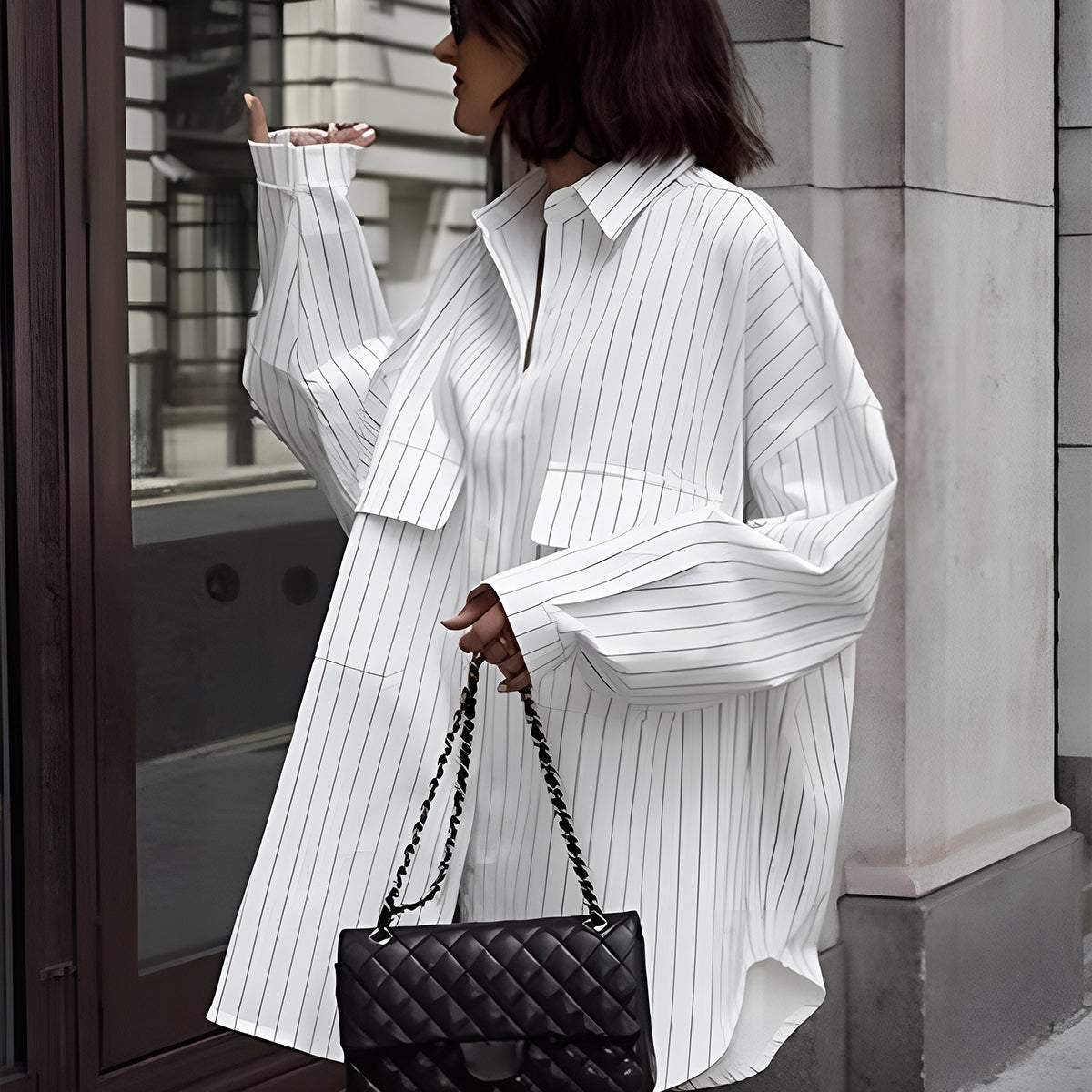 Bílé oversized košilové šaty se pruhy – Streetstyle vzhled