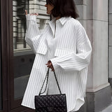 Bílé oversized košilové šaty se pruhy – Streetstyle vzhled