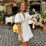 Sophia | Bílé minidress s 3D květinovým vzorem a balónovými rukávy