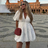 Sophia | Bílé minidress s 3D květinovým vzorem a balónovými rukávy
